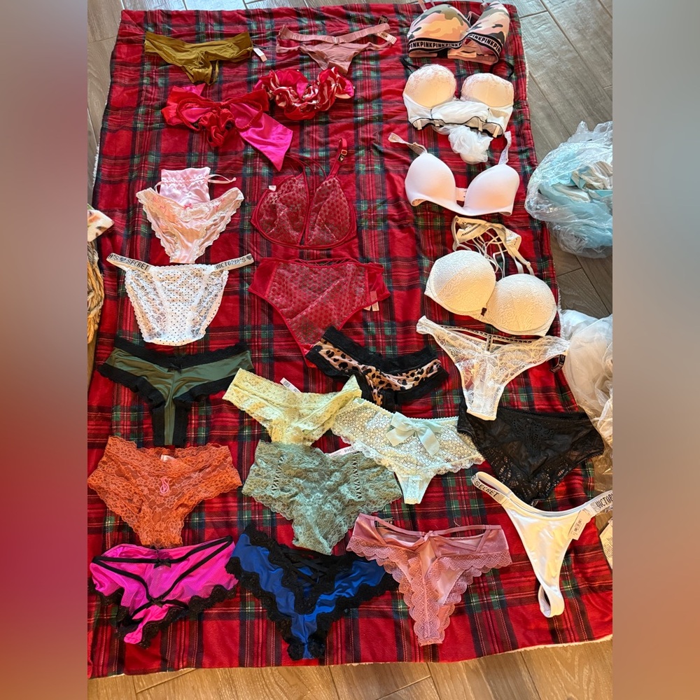 Victoria's Secret Lace and Mesh Bra 32DD , 32D and panties size xs,s
